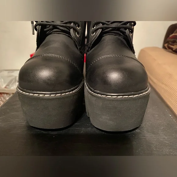 TUK 7 eye Dino lug boot - Picture 5 of 7